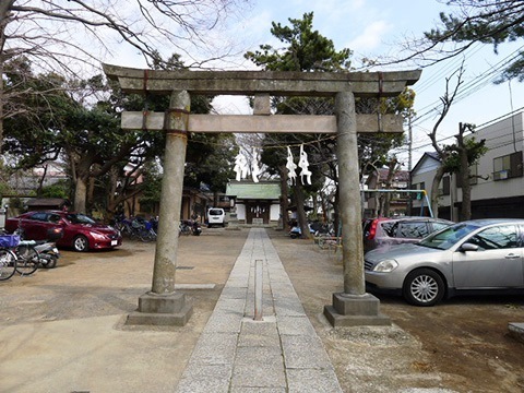 【六所神社は住宅地の一角に周りに溶け込むようにあります】