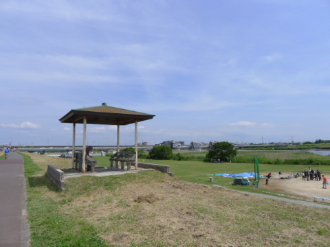 【江戸川河川敷】堤防には東屋がり休憩できます！